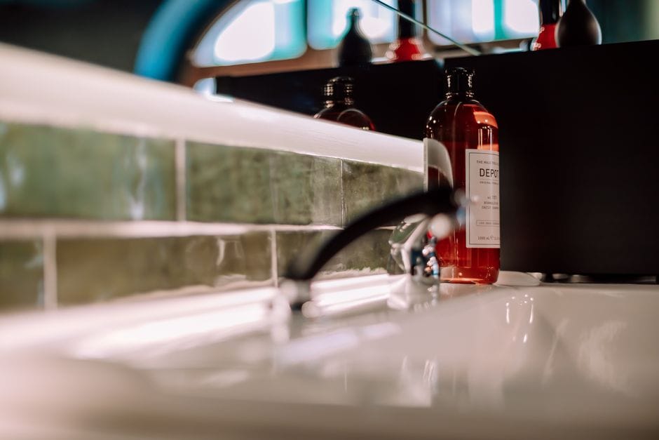 Mydło w kostce zamiast w płynie: mniej plastiku w łazience