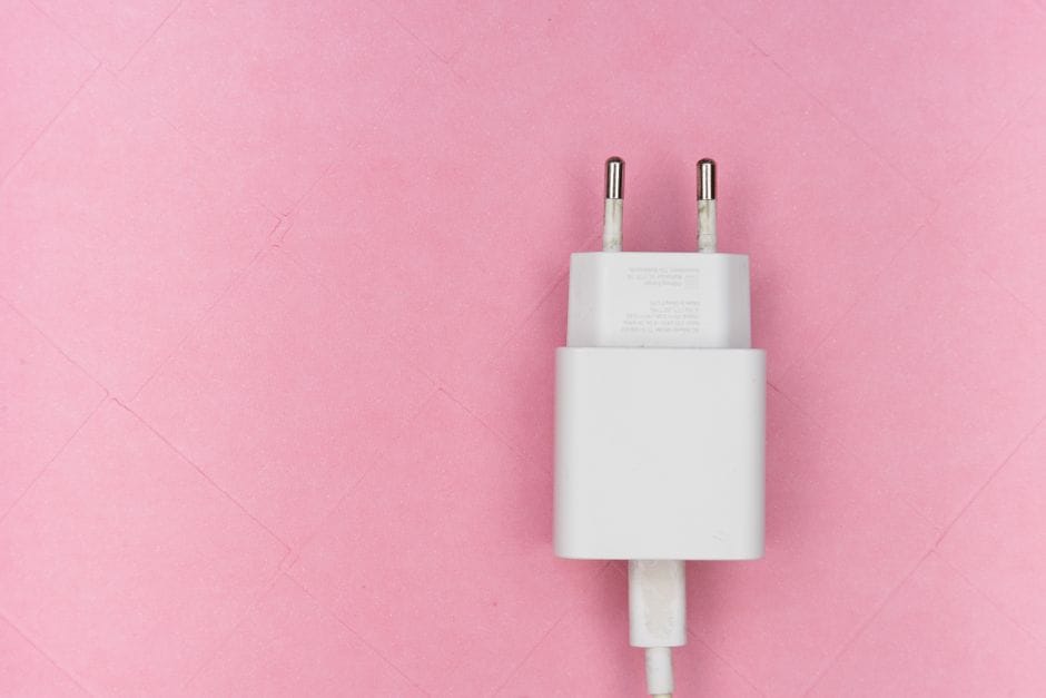 Ładowanie auta elektrycznego w domu: podstawy bez technicznego żargonu
