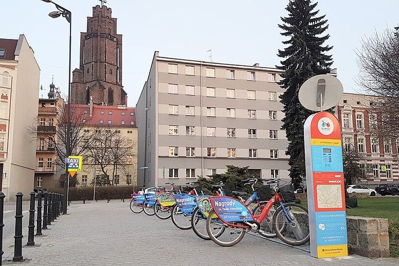 Rower, autobus czy carsharing? Jak latem taniej i ekologiczniej poruszać się po polskim mieście
