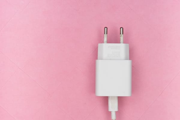 Ładowanie auta elektrycznego w domu: podstawy bez technicznego żargonu