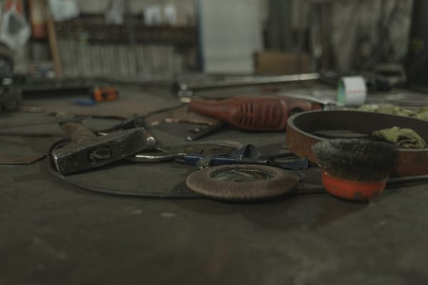 Naprawa zamiast wymiany: drobne naprawy, które przedłużają życie rzeczy
