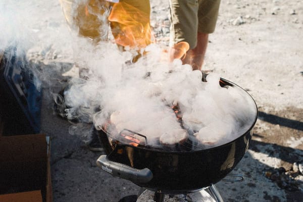 Grill i piknik bez jednorazówek: co naprawdę sprawdza się w wakacyjne wieczory